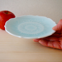青いうつわ　少し背の高いお皿です　磁器　お皿　プレート　青白磁輪花高台皿（15センチ） 5枚目の画像