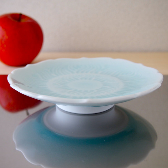 青いうつわ　少し背の高いお皿です　磁器　お皿　プレート　青白磁輪花高台皿（15センチ） 10枚目の画像