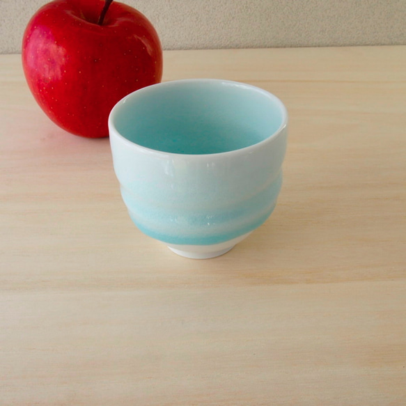 青いうつわ　お茶やいろいろなお飲み物にどうぞ！　磁器　青白磁湯のみ茶碗 1枚目の画像