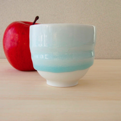 青いうつわ　お茶やいろいろなお飲み物にどうぞ！　磁器　青白磁湯のみ茶碗 2枚目の画像