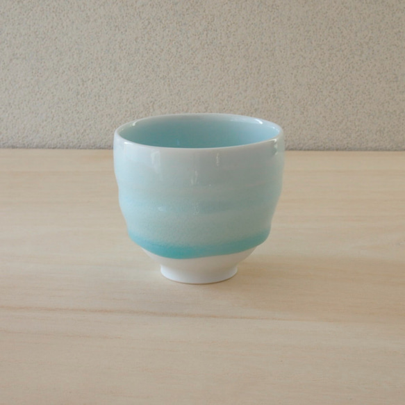 青いうつわ　お茶やいろいろなお飲み物にどうぞ！　磁器　青白磁湯のみ茶碗 4枚目の画像