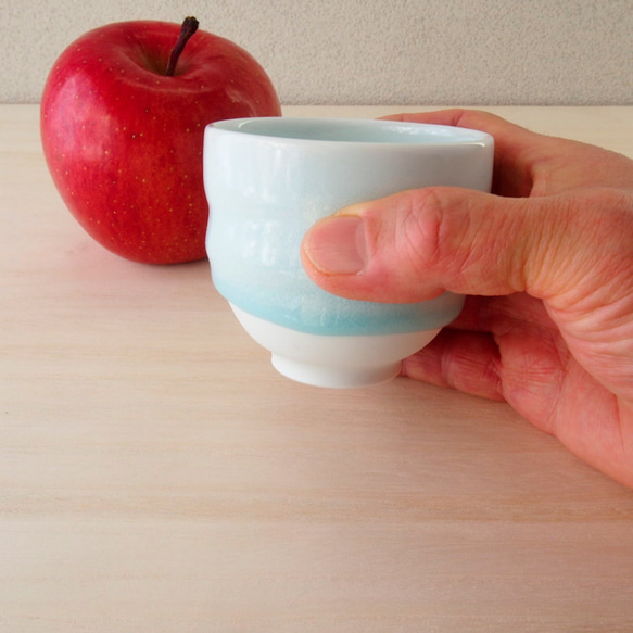 青いうつわ　お茶やいろいろなお飲み物にどうぞ！　磁器　青白磁湯のみ茶碗 7枚目の画像