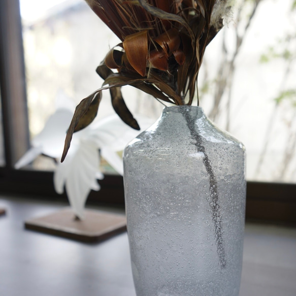 淡いグレーの花器 2枚目の画像