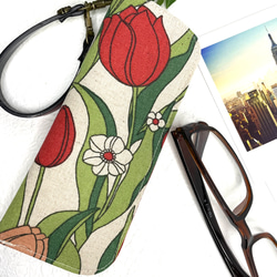 バッグにかけられるメガネケース ストラップ付き/可愛いチューリップ赤 2枚目の画像