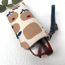 バッグにかけられるメガネケース ストラップ付き 可愛い北欧お花生成り 2枚目の画像