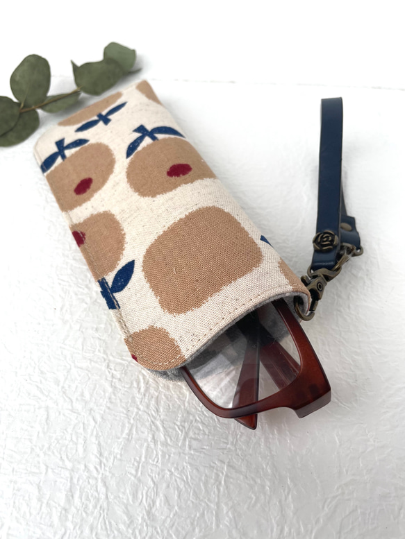 バッグにかけられるメガネケース ストラップ付き 可愛い北欧お花生成り 2枚目の画像