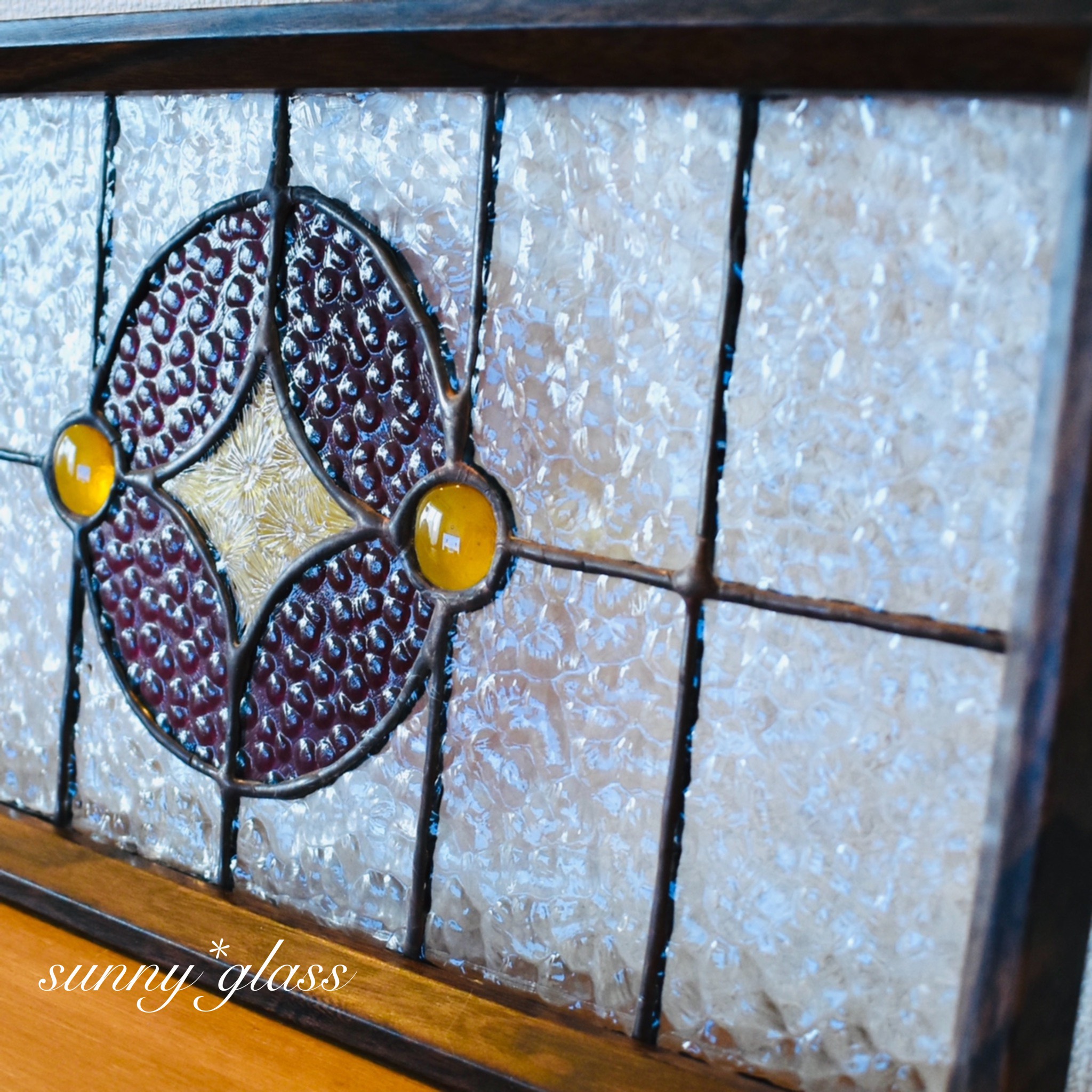 レトロなステンドグラスのパネル