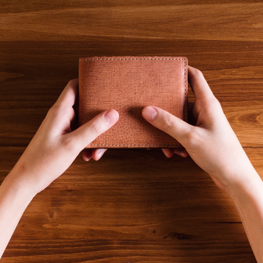 最高級手縫いのクラシック二つ折り財布 スクラッチ 天然牛革 カップル記念日の名入れ プレゼント BM11