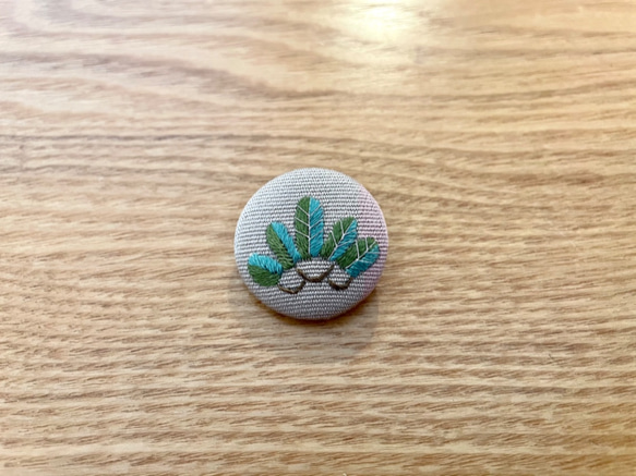 日本刺繍　ブローチ　松 1枚目の画像