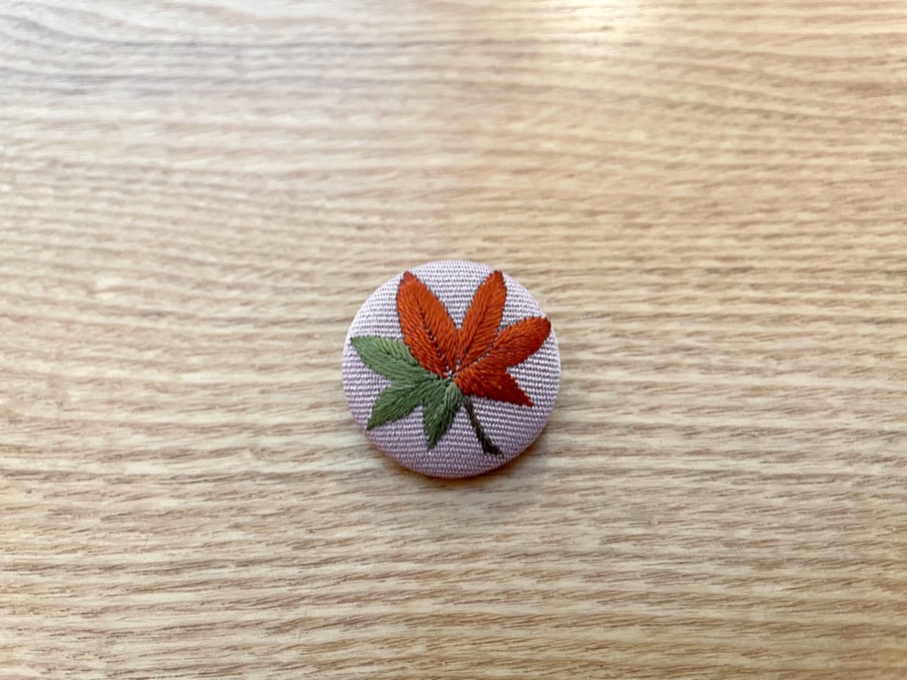 まなみんです　秋のブーケブローチ＋紅葉の立体刺繍ブローチ