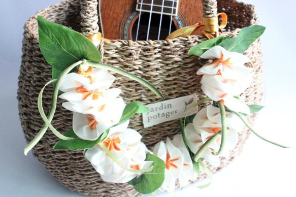 夏威夷絲帶雷雞蛋花包吊飾白色籃子包夏季包 第2張的照片