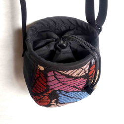 チョークバッグ型のミニショルダーバッグA 葉柄のゴブラン織×帆布のような風合いのシワナイロン ブラック 3枚目の画像