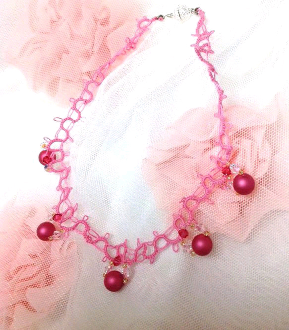 タティングレース キッズ 可愛い色糸と揺れるボールのネックレス（ピンク） 1枚目の画像