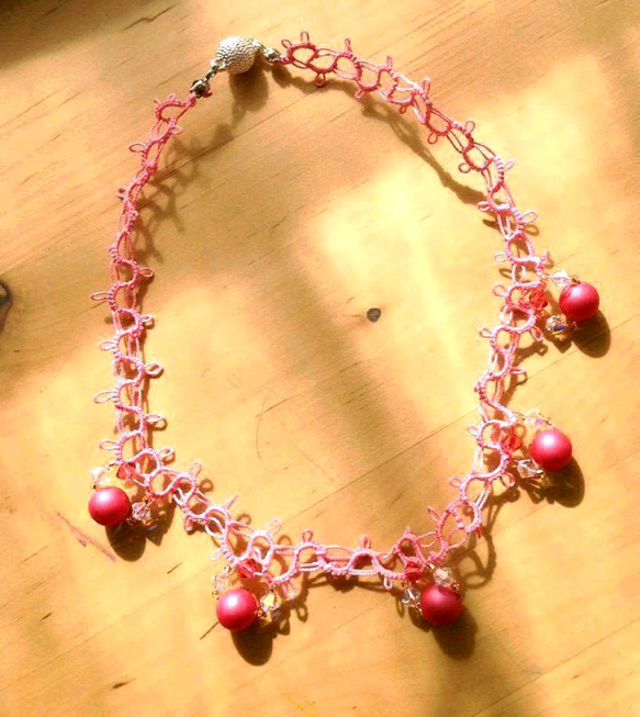 タティングレース キッズ 可愛い色糸と揺れるボールのネックレス（ピンク） 4枚目の画像