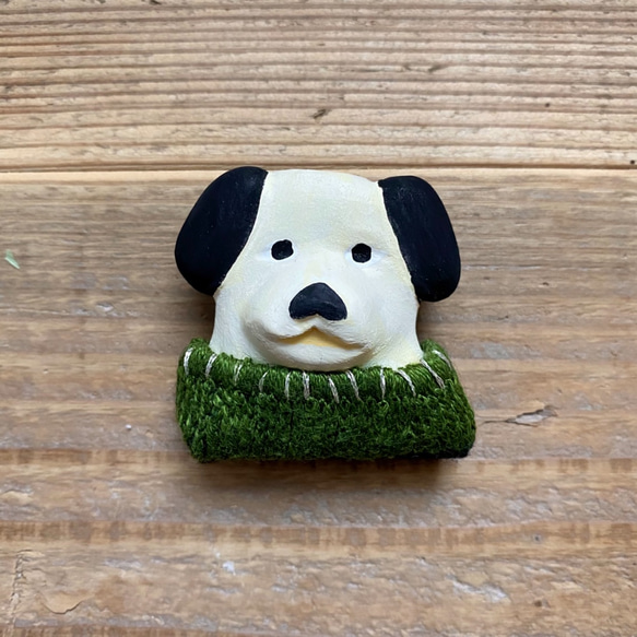 緑色の服を着た犬ブローチ　石塑粘土・刺繍 2枚目の画像