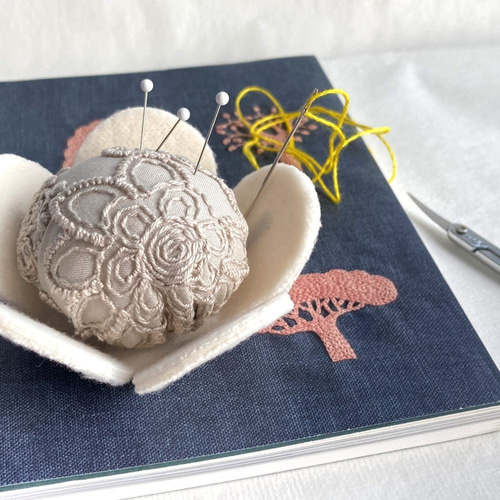 刺繍がきれいなクッション　❸ マカロン 編み物キット 『刺しゅう糸で編むちいさなポーチ マカロン