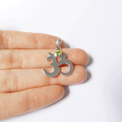 ✼Silver925✼幸運へ繋ぐ石・ペリドット༺波動を整えて宇宙とつながるOM