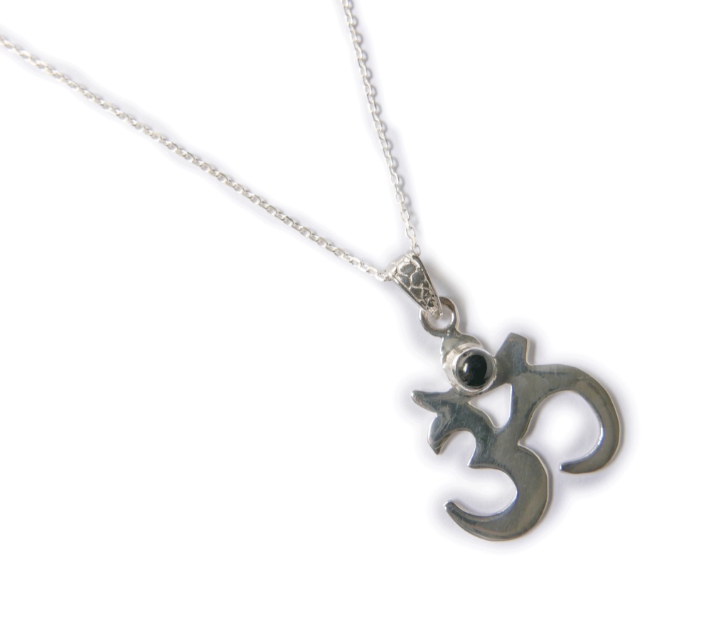 ✼Silver925✼悪い気を祓う石・オニキス༺波動を整えて宇宙とつながるOMネックレス•☆•ヨガ・瞑想・ペンジュラム༻