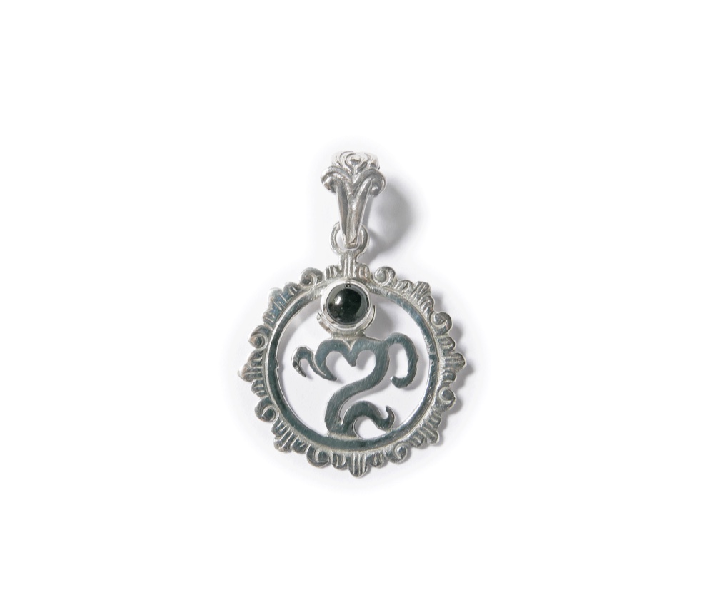 ✼Silver925✼悪い気を祓う石・オニキス༺波動を整えて宇宙とつながるOMペンダント•☆•ヨガ・瞑想・ペンジュラム༻