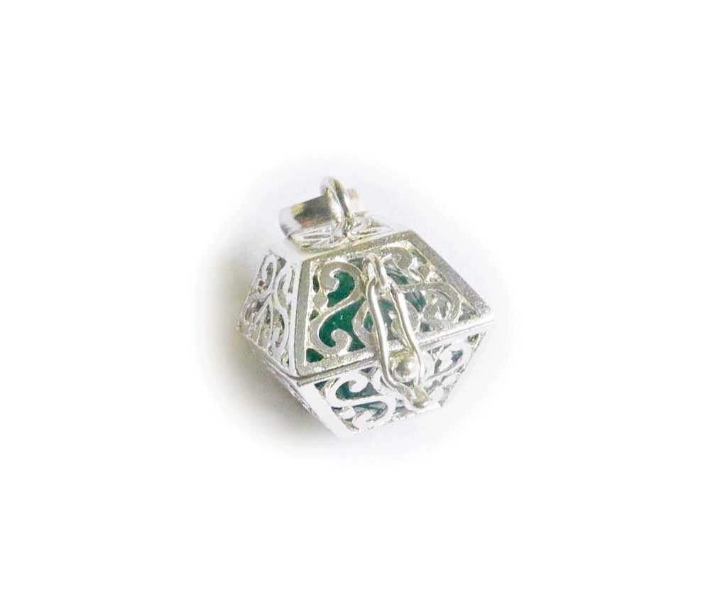 ✼プラチナ加工✼グリーンアゲートのペンダントトップ༺ぱかりと開けられる•*•ハート模様スクエア型༻天然石アクセサリー人気