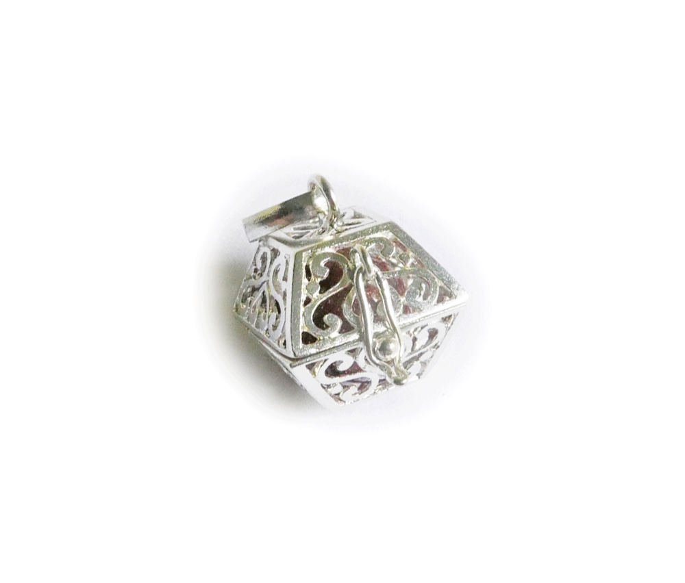 ✼プラチナ加工✼ゴールデンサンドストーンのペンダントトップ༺ぱかりと開けられる•*•ハート模様スクエア型༻天然石/人気