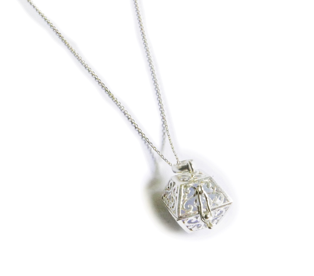 ✼プラチナ加工✼ブルーレースアゲートのネックレス༺ぱかりと開けられる•*•ハート模様スクエア型༻天然石アクセサリー/宝箱