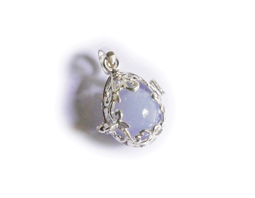 ✼プラチナ加工✼ブルーレースアゲートのペンダントトップ༺ぱかりと開けられる•*•エレガントな卵型༻天然石アクセサリー人気