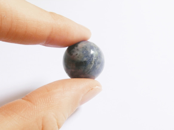 方鈉石圓球（直徑20毫米） 峇裡島僧侶純化的天然石材，是放鬆神經的減壓石。 第4張的照片