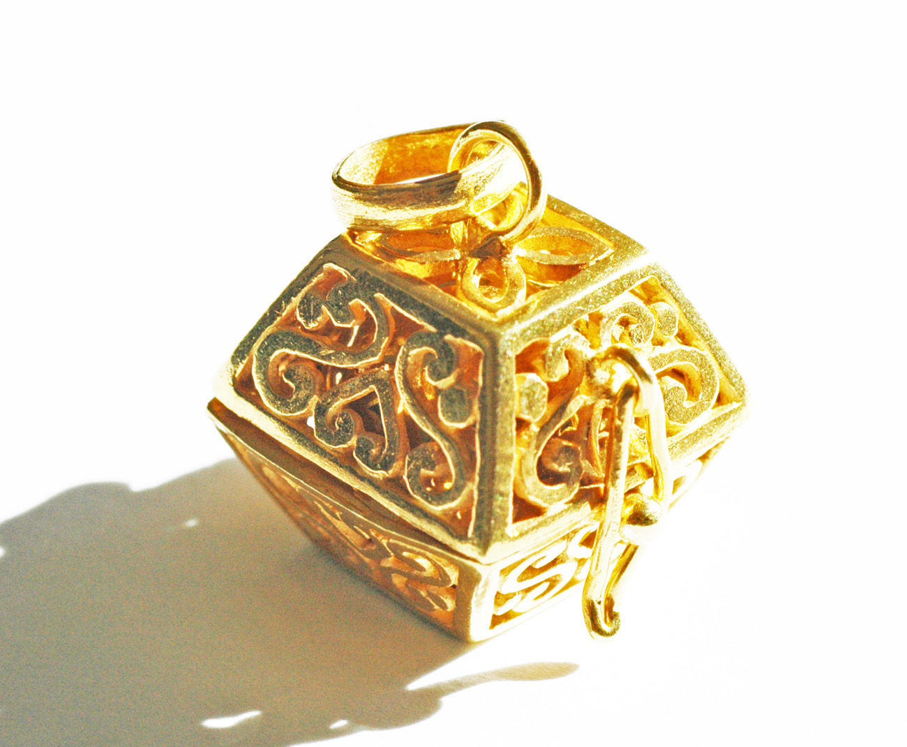 ・✼純金加工✼・幸運を呼ぶスクエア型のガムランボール ༺揺らすとシャラン♪癒しの音色が響く♪•*•ヒーリングペンダント༻