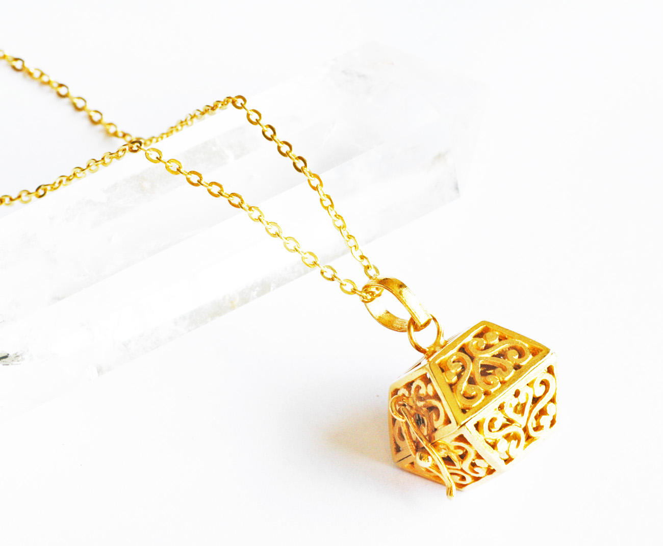 ・✼純金加工✼・幸運を呼ぶスクエア型のガムランボール ༺揺らすとシャラン♪癒しの音色が響く♪•*•ヒーリングペンダント༻