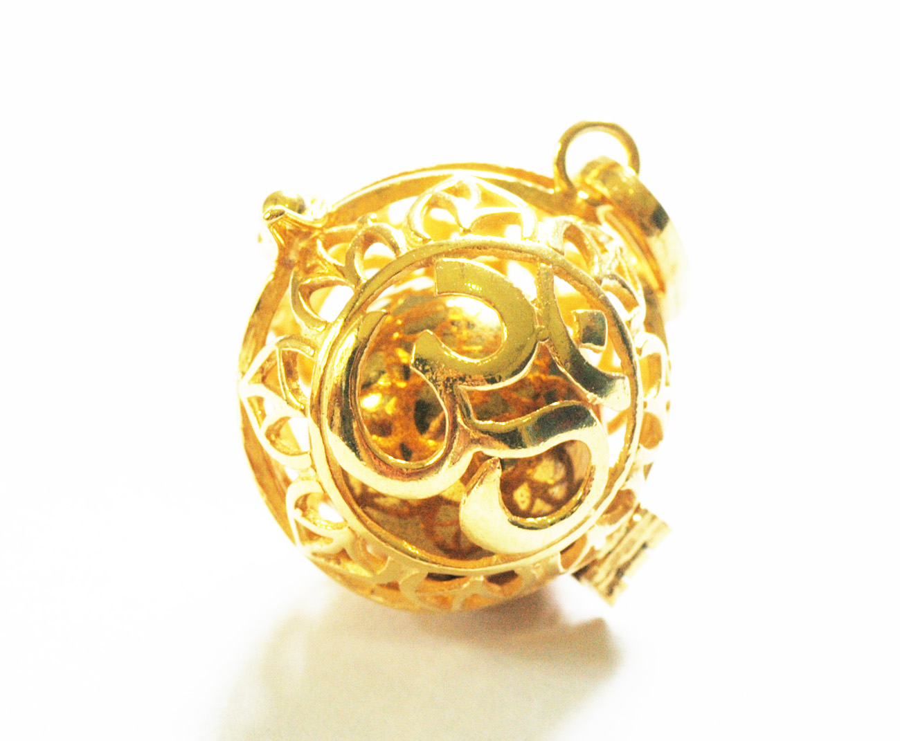 ✼純金加工✼幸運を呼ぶバリ島の神・OMのガムランボール ༺揺らすとシャラン♪癒しの音色が響く•*•ヒーリングペンダント༻