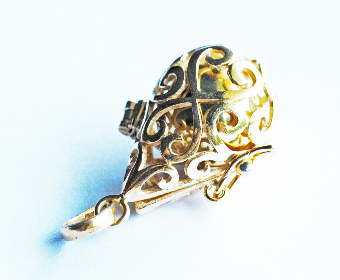 ✼純金加工✼幸運を呼ぶドロップ・雫型のガムランボール ༺揺らすとシャラン♪癒しの音色が響く♪•*•ヒーリングペンダント༻