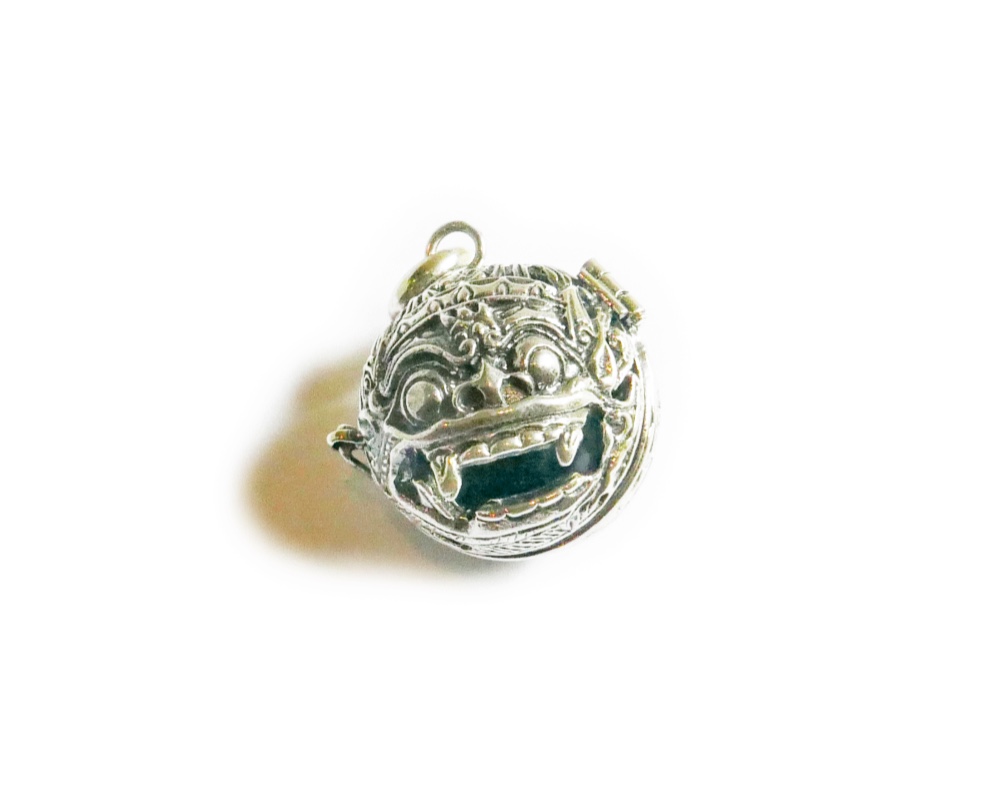 ✼シルバー925✼ 天然石アクセサリー・ソーダライトのペンダント༺ぱかりと開けられる•*•幸運を呼ぶ聖なるバロン༻メンズ