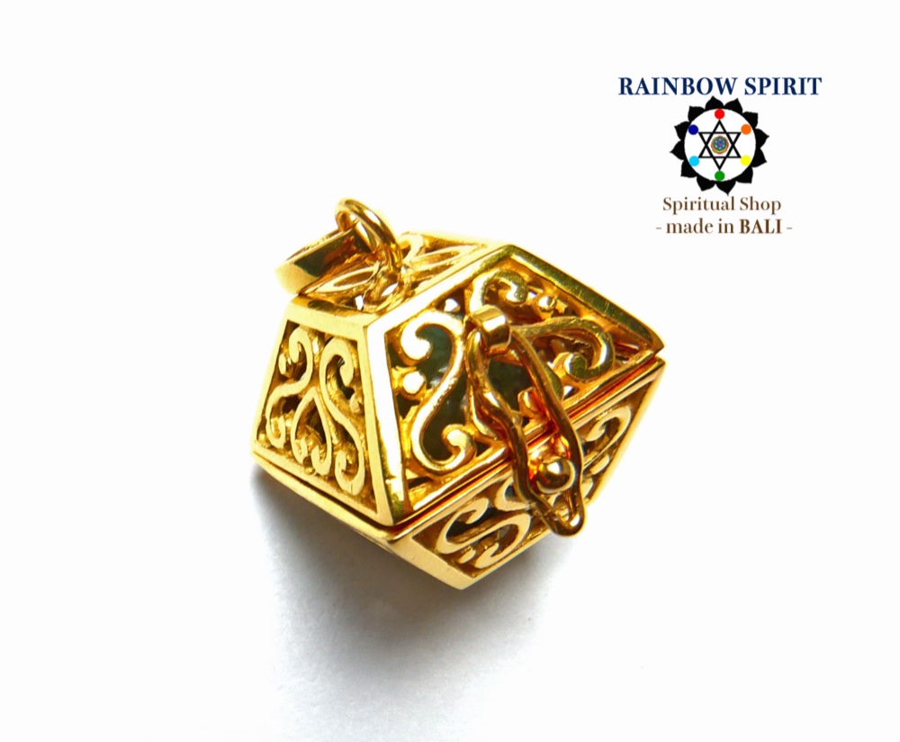 ✼純金加工✼ 天然石アクセサリー・ラブラドライトのペンダント　༺ぱかりと開けられる•*•ハートのスクエアボックス型宝箱༻