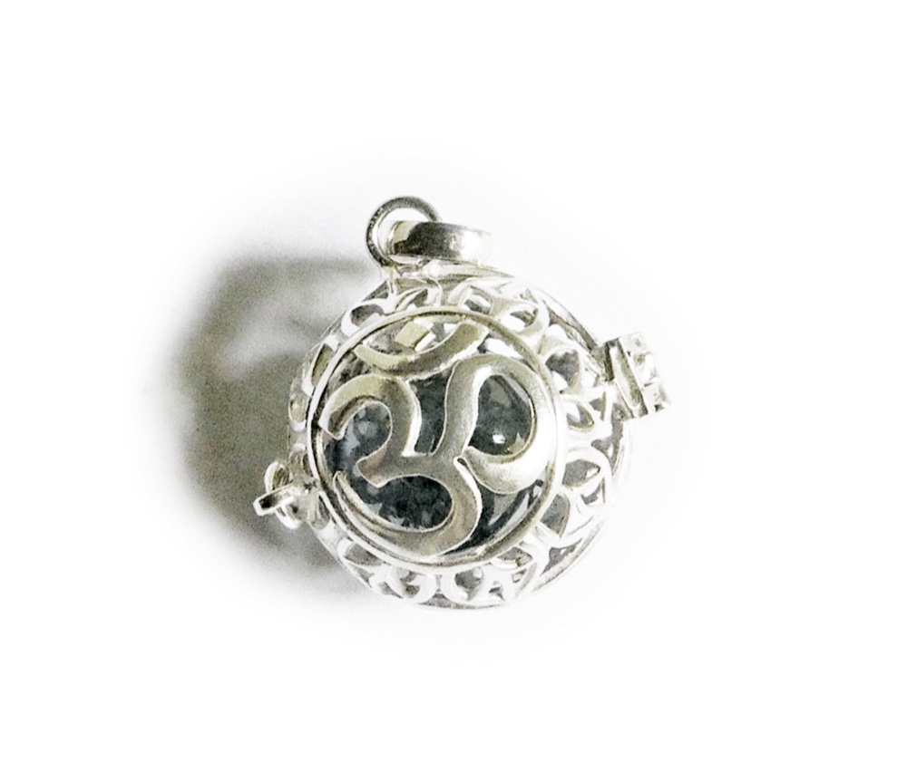 ✼シルバー925✼ 天然石アクセサリー・ヘマタイトのペンダント༺ぱかりと開けられる•*•宇宙と繋げるOM・バリ島の神様༻