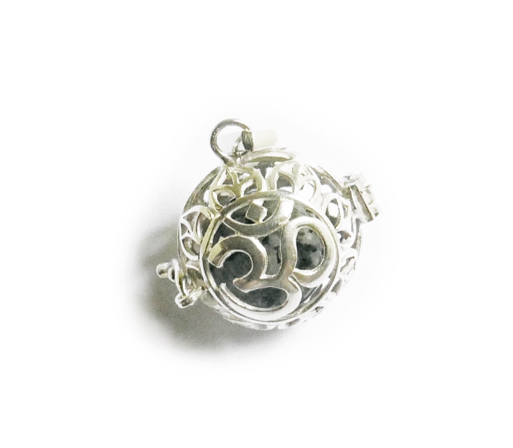 ✼シルバー925✼ スノウフレイクオブシディアンのペンダント　༺ぱかりと開けられる•*•宇宙と繋げるOM・バリ島の神様༻