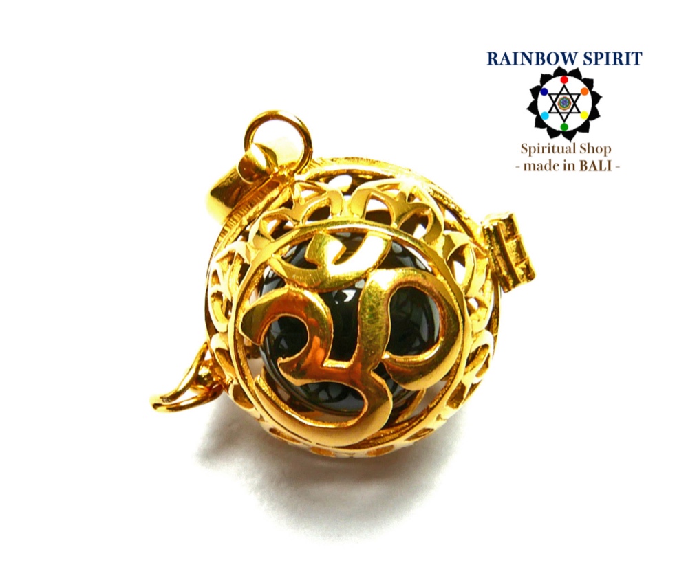 ✼純金加工✼ 天然石アクセサリー・オニキスのペンダントトップ　༺ぱかりと開けられる•*•宇宙と繋げるOM・バリ島の神様༻