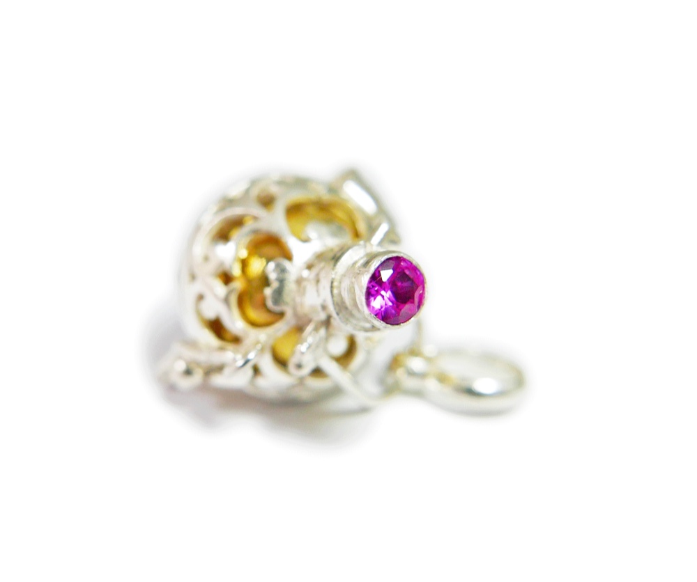 ・✼プラチナ加工✼・ルビーのガムランボール/7月誕生石༺揺らすとシャラン♪癒しの音色が響く♪•*•ヒーリングペンダント༻