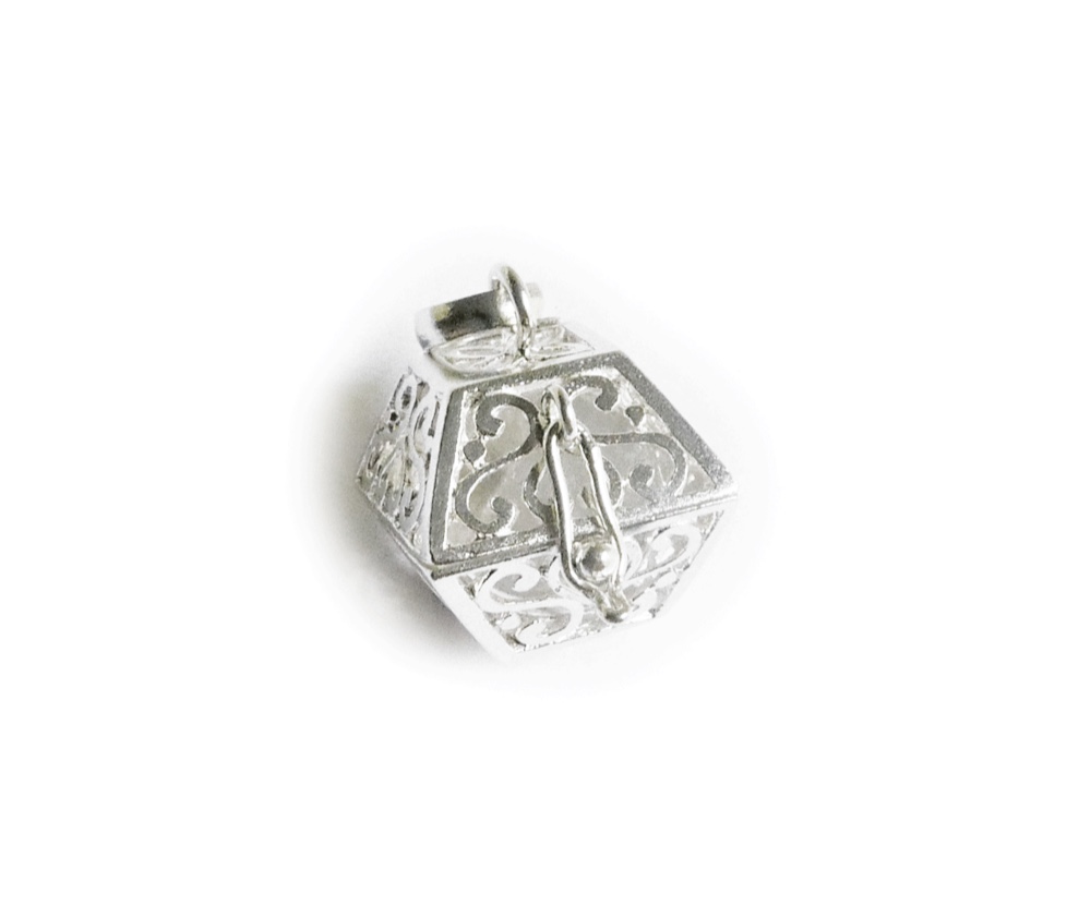 ✼プラチナ加工✼水晶のペンダントトップ༺ぱかりと開けられる•*•ハート模様スクエア型༻天然石アクセサリー/人気プレゼント