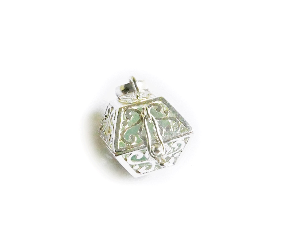 ✼プラチナ加工✼フローライトのペンダントトップ༺ぱかりと開けられる•*•ハート模様スクエア型༻天然石アクセサリー/宝箱