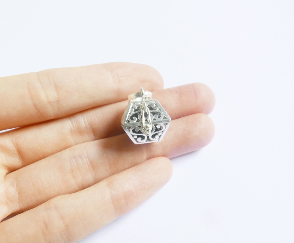 ✼プラチナ加工✼オニキスのペンダントトップ༺ぱかりと開けられる•*•ハート模様スクエア型༻天然石アクセサリー/プレゼント