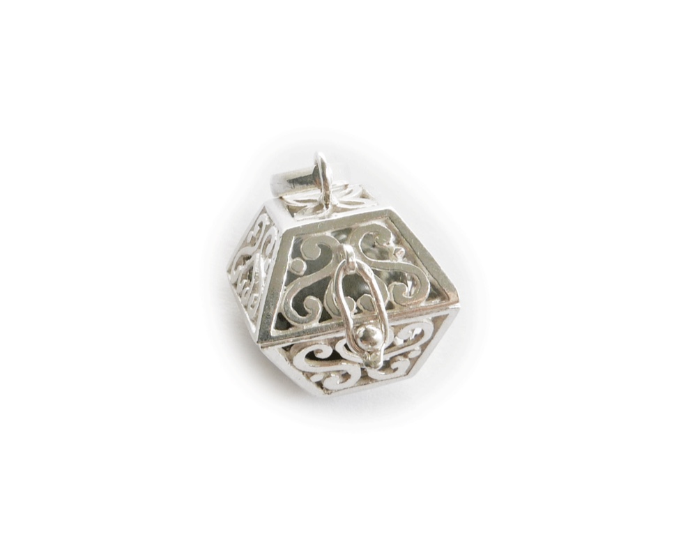 ✼プラチナ加工✼ラブラドライトのペンダントトップ༺ぱかりと開けられる•*•ハート模様スクエア型༻天然石アクセサリー/宝箱 5,390円