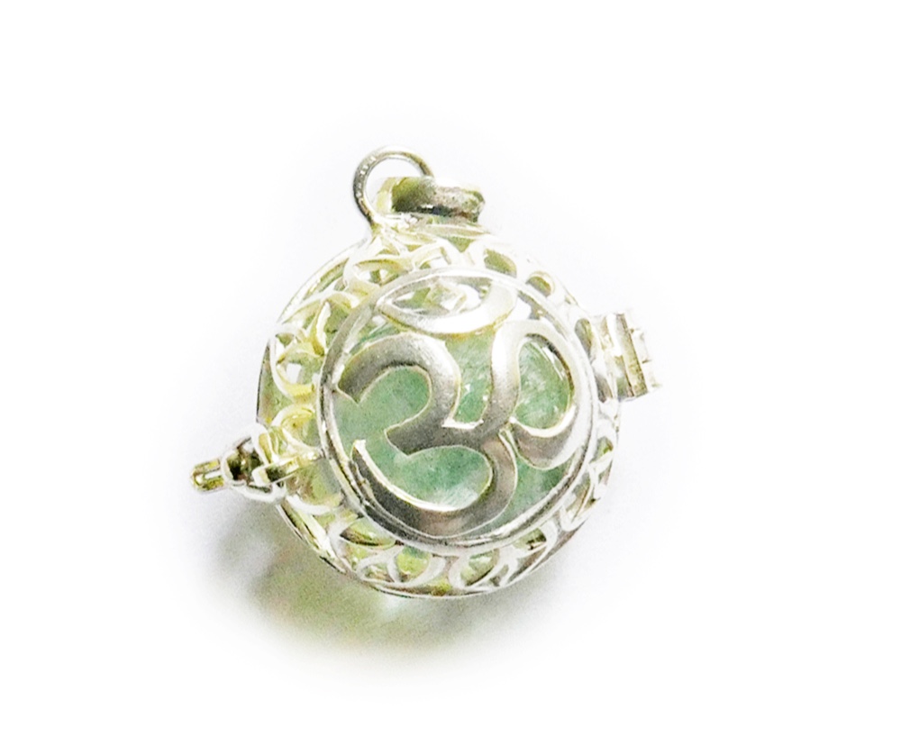 ✼プラチナ加工✼フローライトのペンダントトップ༺ぱかりと開けられる•*•宇宙と繋げるバリ島の神様OM༻天然石アクセサリー