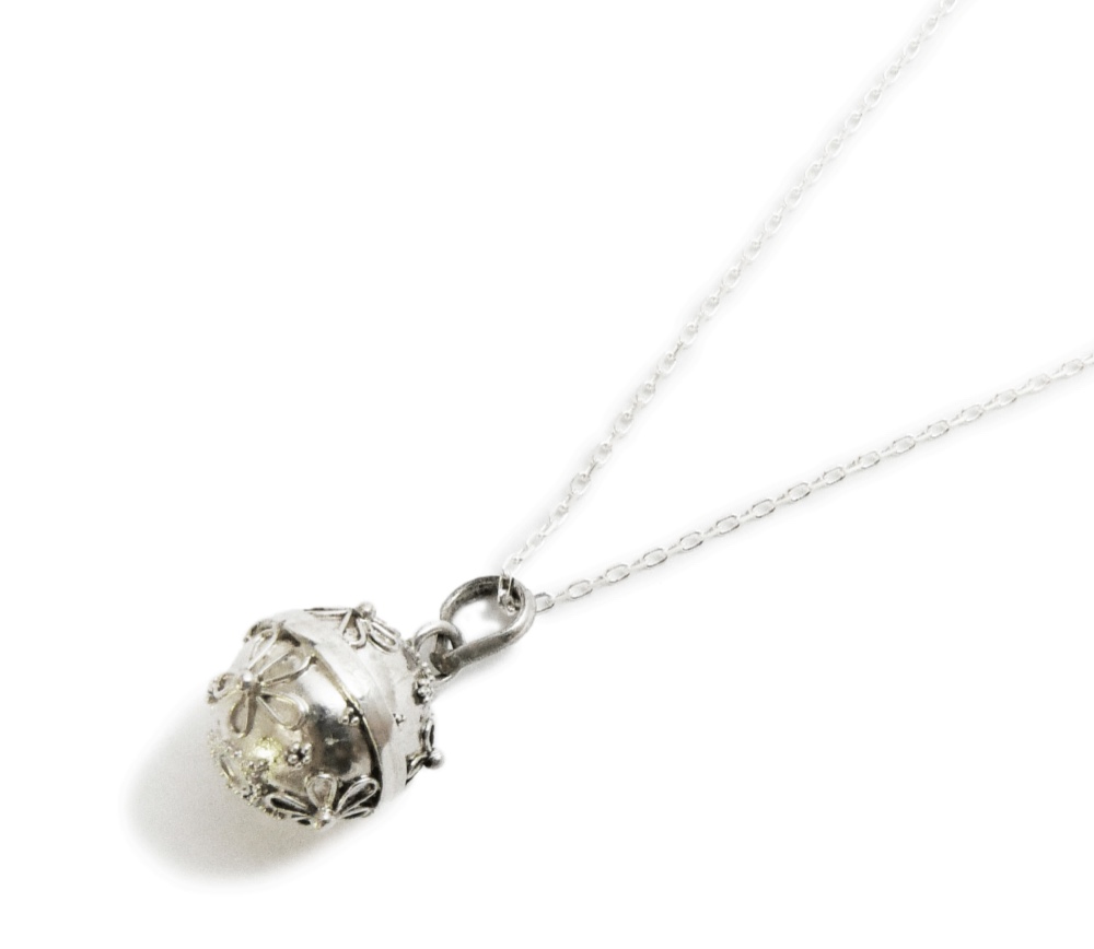 ・✼プラチナ加工✼・お花模様のガムランボール/12mm༺揺らすとシャラン♪癒しの音色が響く♪•*•ヒーリングネックレス༻