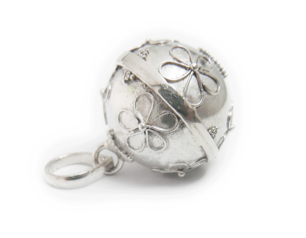 ✼プラチナ加工✼神話の花模様のガムランボール/18mm༺揺らすとシャラン♪癒しの音色が響く♪•*•ヒーリングペンダント༻