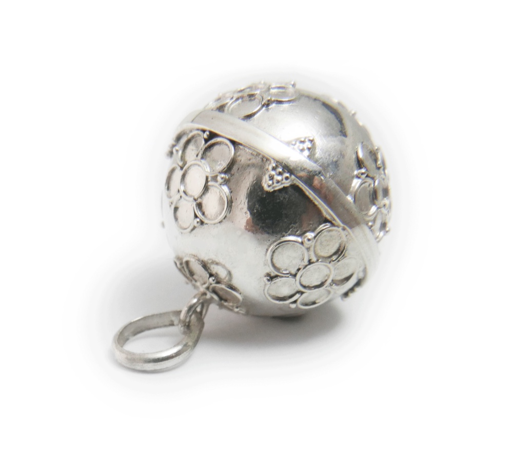 ・✼プラチナ加工✼・お花模様のガムランボール/21mm༺揺らすとシャラン♪癒しの音色が響く♪•*•ヒーリングペンダント༻