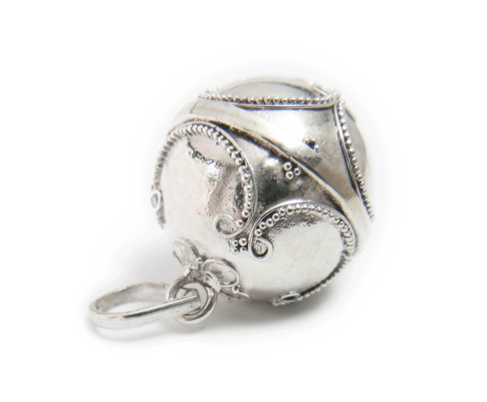 ✼プラチナ加工✼神話の波模様のガムランボール/21mm༺揺らすとシャラン♪癒しの音色が響く♪•*•ヒーリングペンダント༻