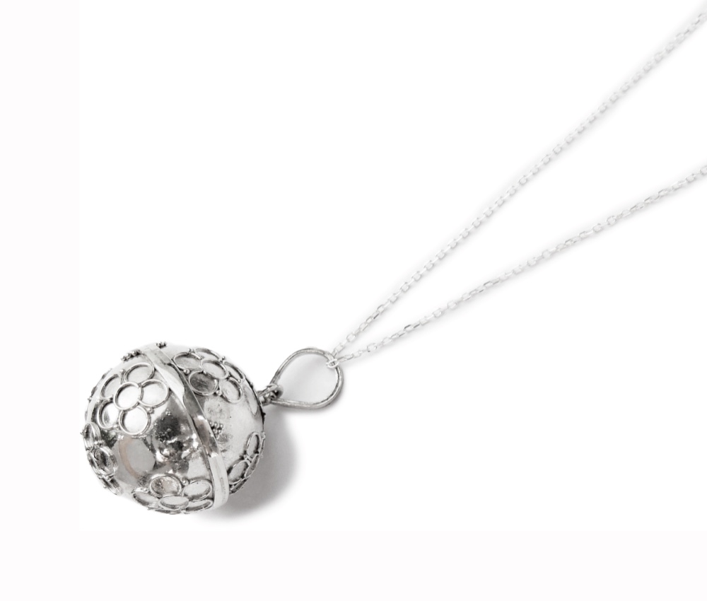 ・✼プラチナ加工✼・お花模様のガムランボール/21mm༺揺らすとシャラン♪癒しの音色が響く♪•*•ヒーリングネックレス༻