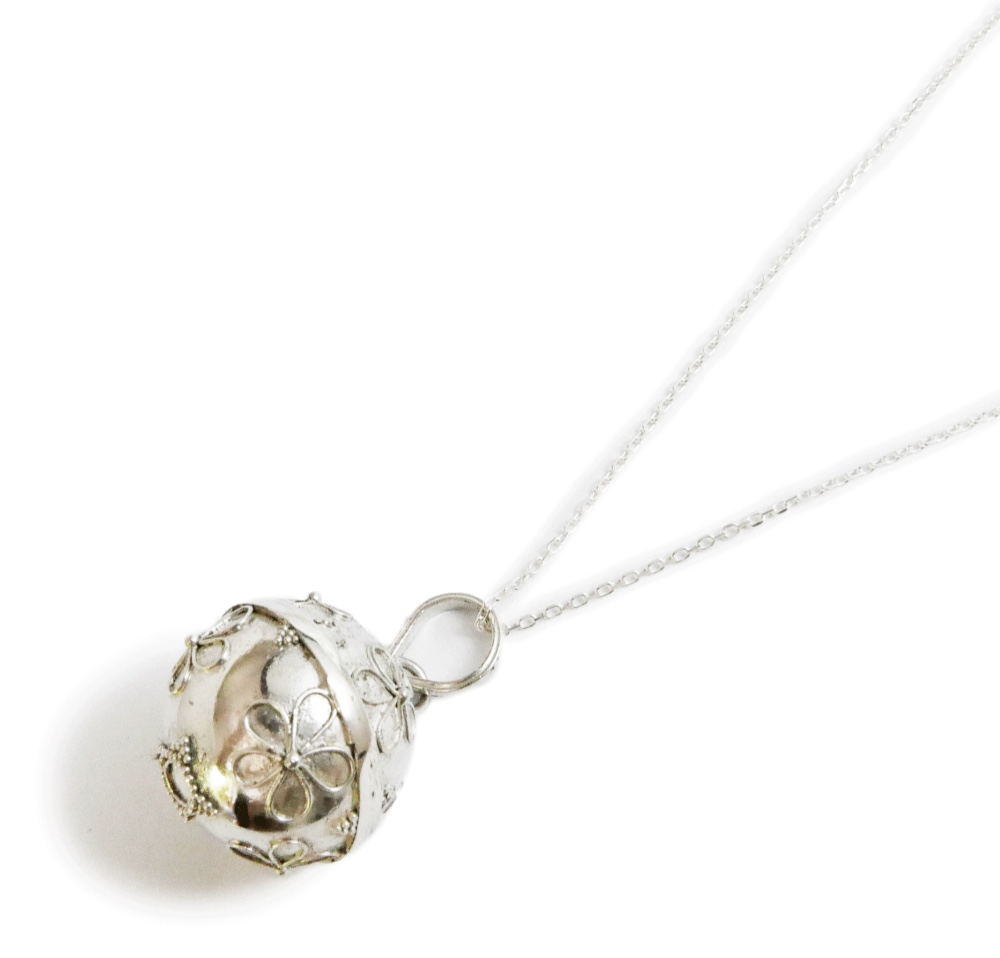 ・✼プラチナ加工✼・お花模様のガムランボール/18mm༺揺らすとシャラン♪癒しの音色が響く♪•*•ヒーリングネックレス༻