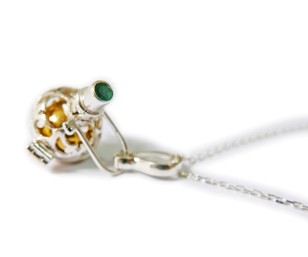 ✼プラチナ加工✼エメラルドのガムランボール/5月誕生石༺揺らすとシャラン♪癒しの音色が響く♪•*•ヒーリングネックレス༻